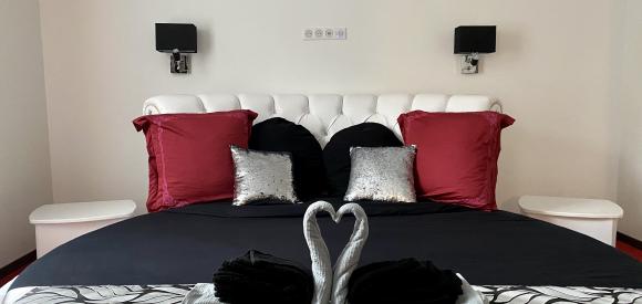 Suite avec Lit Rond, jacuzzi et sauna à Epernay