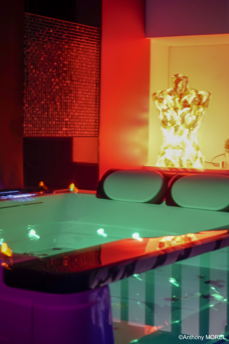 Room sexy pour deux avec lit rond et balnéo privée ...