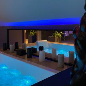 Suite de luxe avec pièce cachée coquine et bain balnéothérapie à moins d'une heure de Paris, Normandie