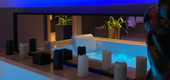 Suite de luxe avec pièce cachée coquine et bain balnéothérapie à moins d'une heure de Paris, Normandie