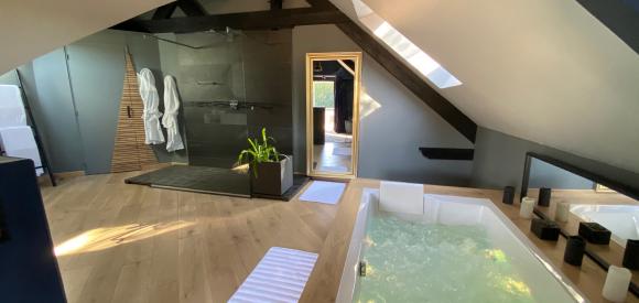 Suite de luxe avec pièce cachée coquine et bain balnéothérapie à moins d'une heure de Paris, Normandie